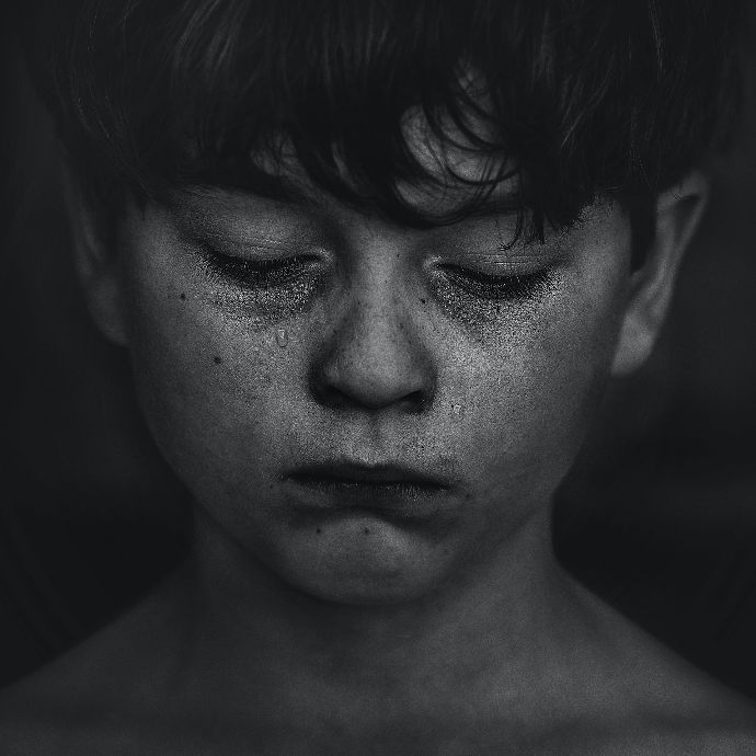 un niño llorando lágrimas por la pérdida